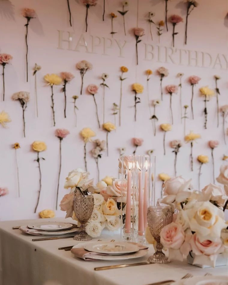 mur fleurs lettres joueux anniversaire tables bougies deco salle anniversaire