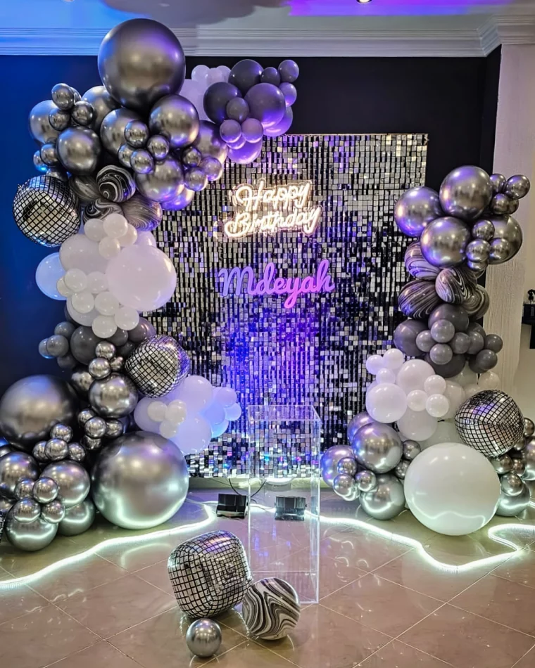 panneaux paillettes style disco retro party theme ballons argentes