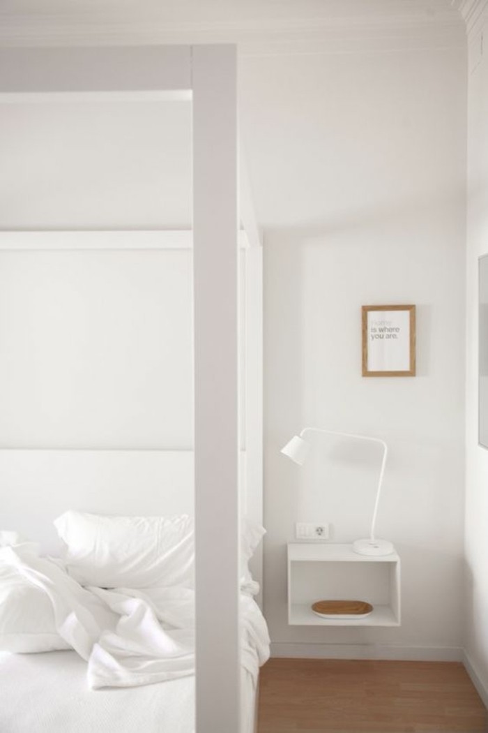 petite-table-d-appoint-design-mural-en-bois-blanc-sol-en-bois-clair-murs-blancs