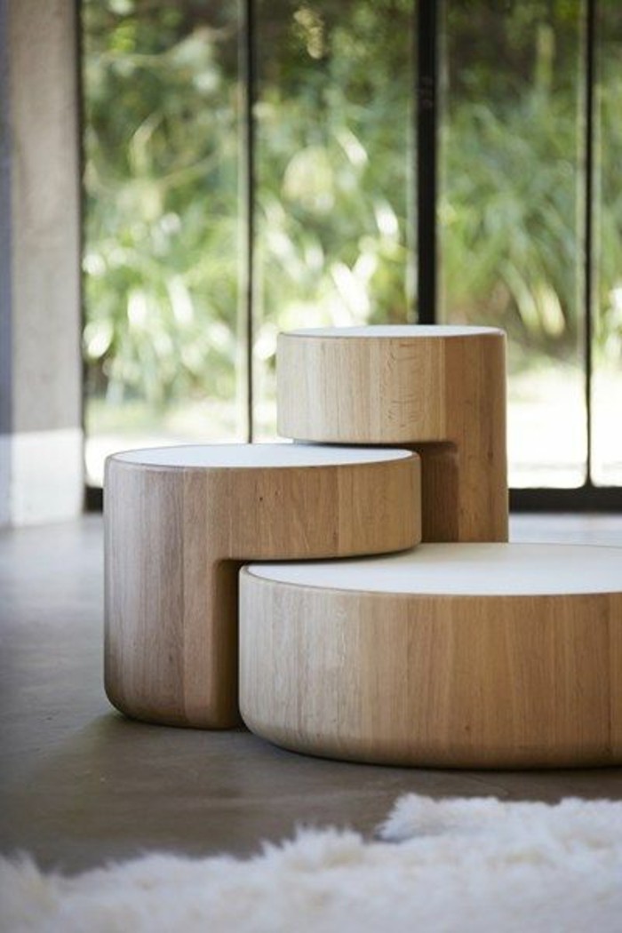 petite-table-design-tables-basses-gigognes-en-bois-clair-tapis-blanc-pour-le-salon