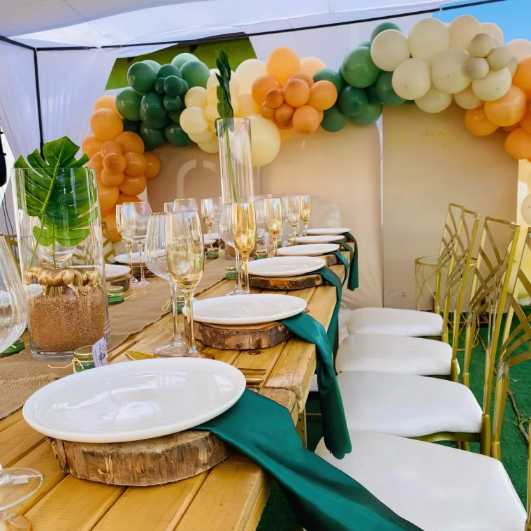 photobooth arche ballons orange serviette vert fonce rondelles bois