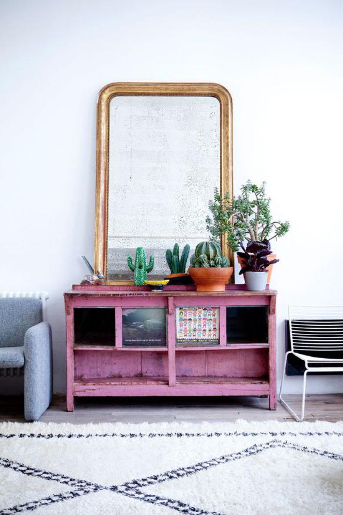 plantes-grasses-d'intérieur-petit-buffet-vintage-peint-rose-et-grand-miroir