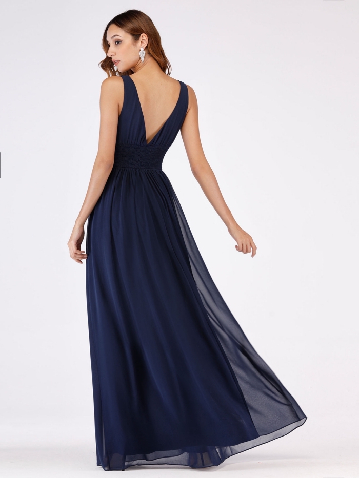 idée robe de soirée chic pour mariage de couleur bleu foncé, modèle de robe longue ceinturée pour cérémonie