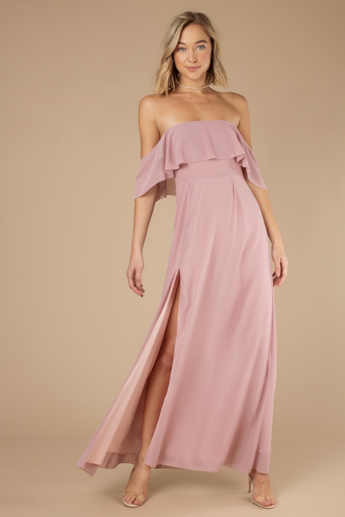 quelle robe temoin de mariage, modèle de robe aux épaules dénudées avec top à volant et jupe avec fente de couleur rose pâle