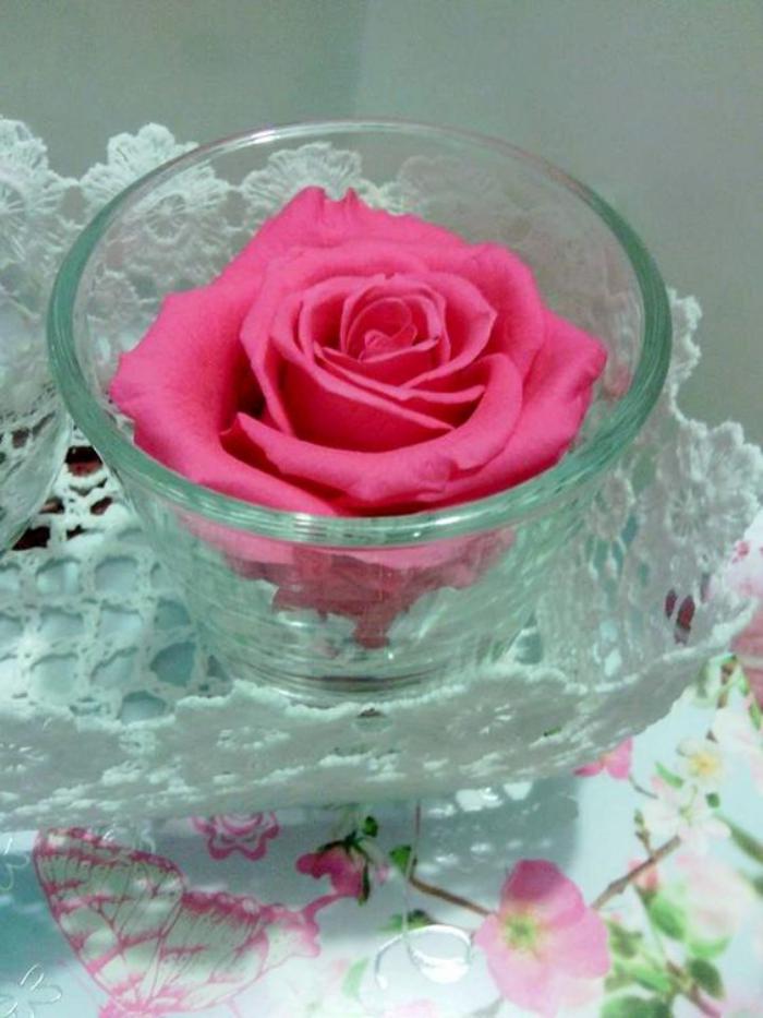 rose-stabilisée-centre-de-table-jolie-rose-éternelle-en-vase-de-verre