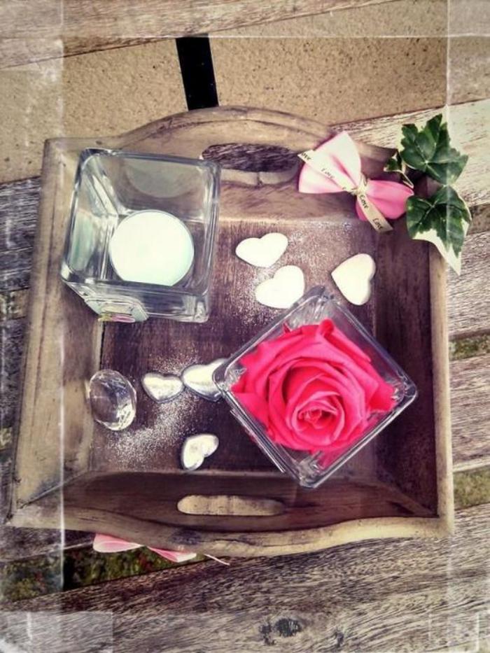 rose-stabilisée-décoration-florale-sur-la-table