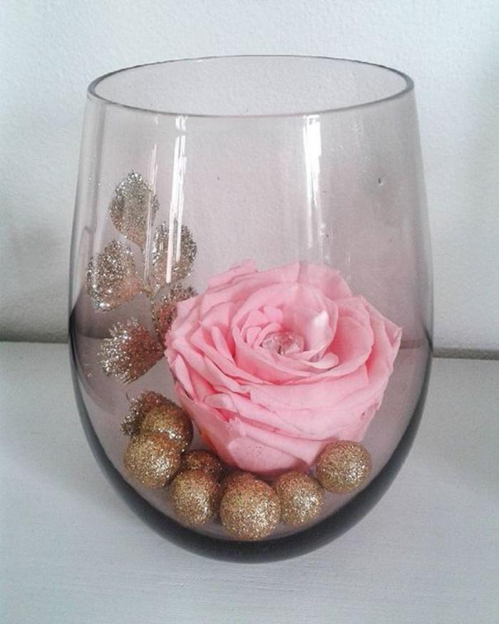 rose-stabilisée-rose-éternelle-dans-un-vase-décoration-florale