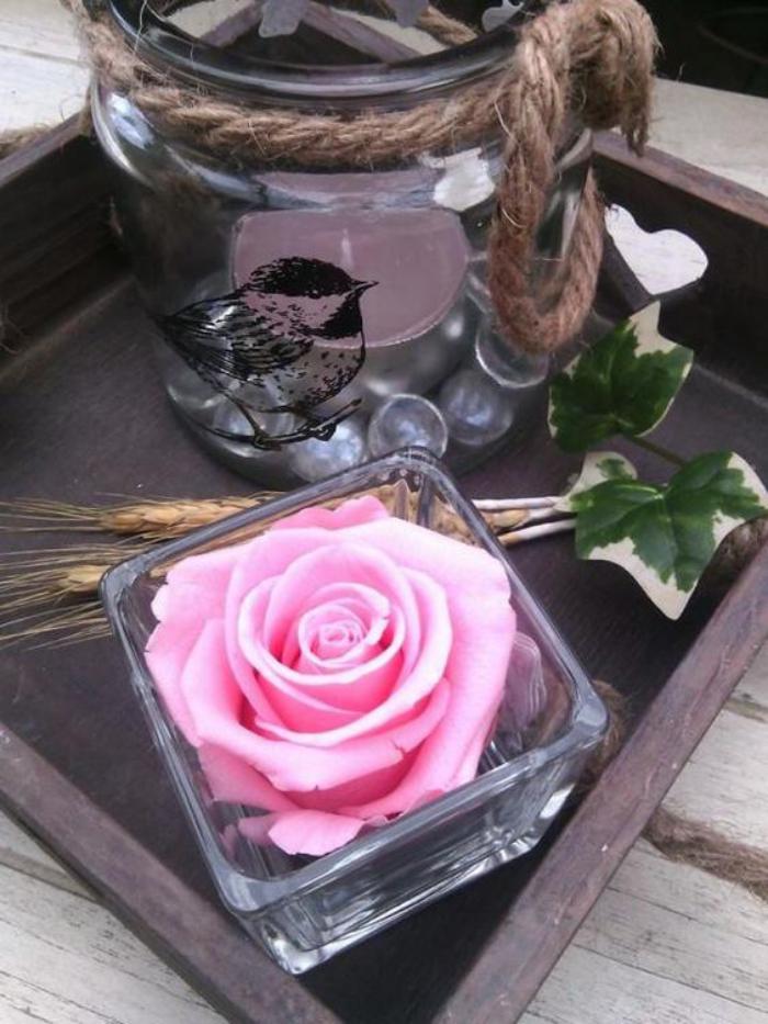 rose-stabilisée-servir-les-plats-avec-déco-florale