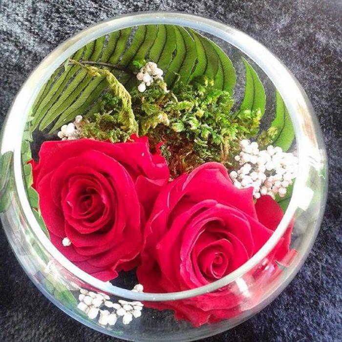 rose-stabilisée-vase-boule-avec-deux-roses-stabilisées-rouges