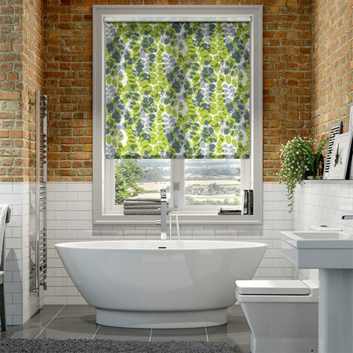 salle-de-bain-avec-fenetre-store-enrouleur-occultant-dessin-floral-baignoire-blanche