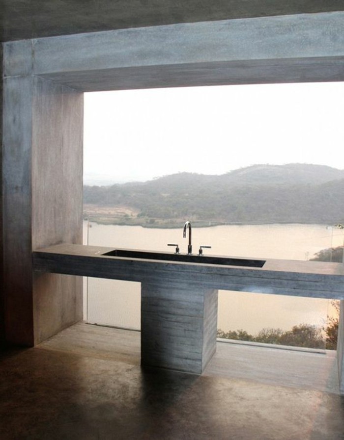salle-de-bain-avec-grande-fenêtre-et-vue-sol-en-beton-ciré-salle-de-bain-moderne