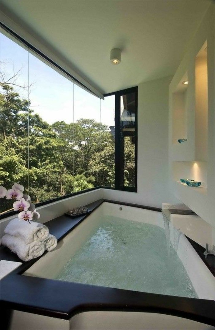 salle-de-bain-avec-vue-baignoire-pres-de-la-grande-fenetre-avec-vue-salle-de-bain-design-luxe