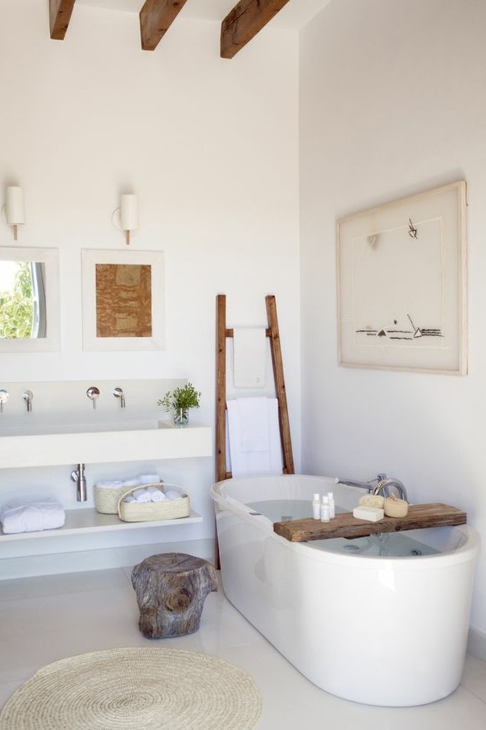 salle-de-bain-beige-de-style-rustique-tapis-salle-de-bain-rond-de-couleur-blanc