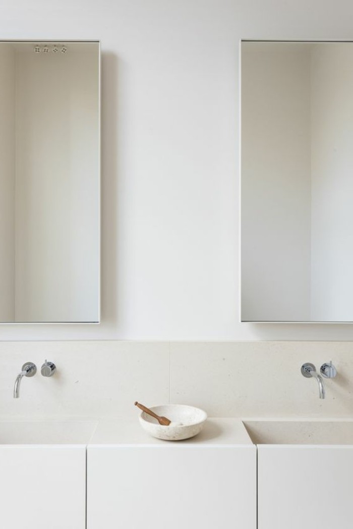 salle-de-bain-beige-modele-de-salle-de-bain-à-l-italienne-meubles-salle-de-bain