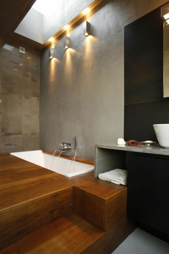 salle-de-bain-contemporaine-sol-en-parquet-en-bois-murs-gris-en-beton-ciré