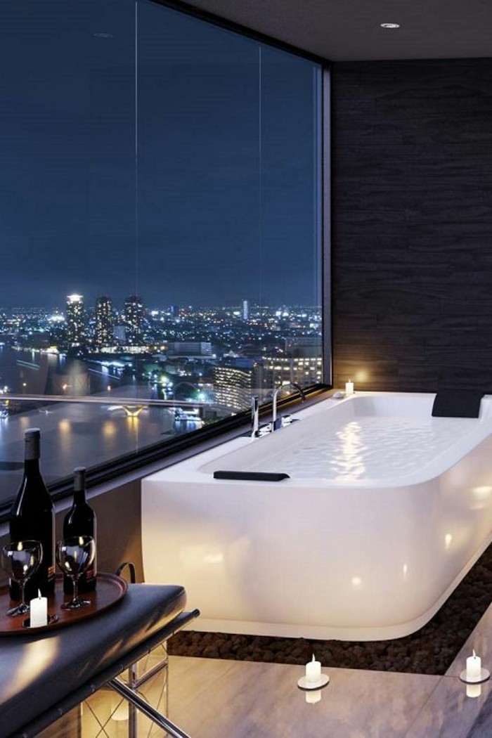 salle-de-bain-design-luxe-avec-magnifique-vue-grandefenetre-idée-faience-salle-de-bain-blanc-et-gris