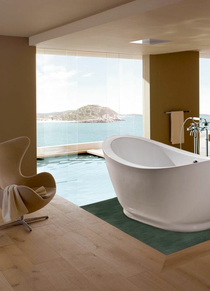 salle-de-bain-en-bois-clair-et-une-vue-magnifique-vers-la-mer-baignoire-blanche