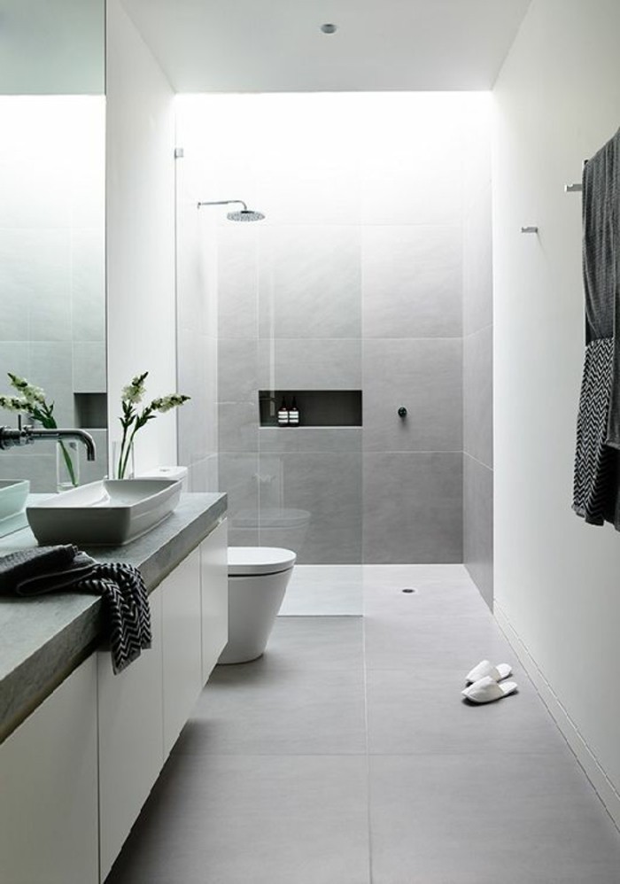 salle-de-bain-grise-modele-de-salle-de-bain-à-l-italienne-idée-faience-salle-de-bain