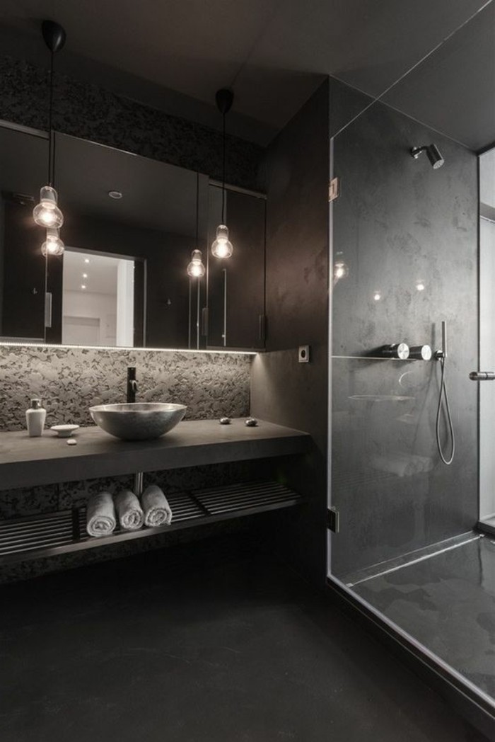 salle-de-bain-noire-modele-de-salle-bain-à-l-italienne-noir-miroir-mural-salle-de-bain-en-beton-ciré