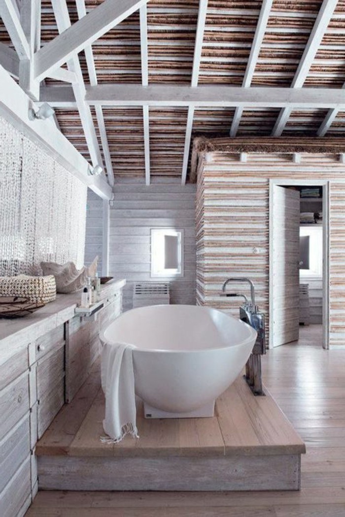 salle-de-bain-rustique-moderne-en-bois-idée-salle-de-bain-baignoire-blanche