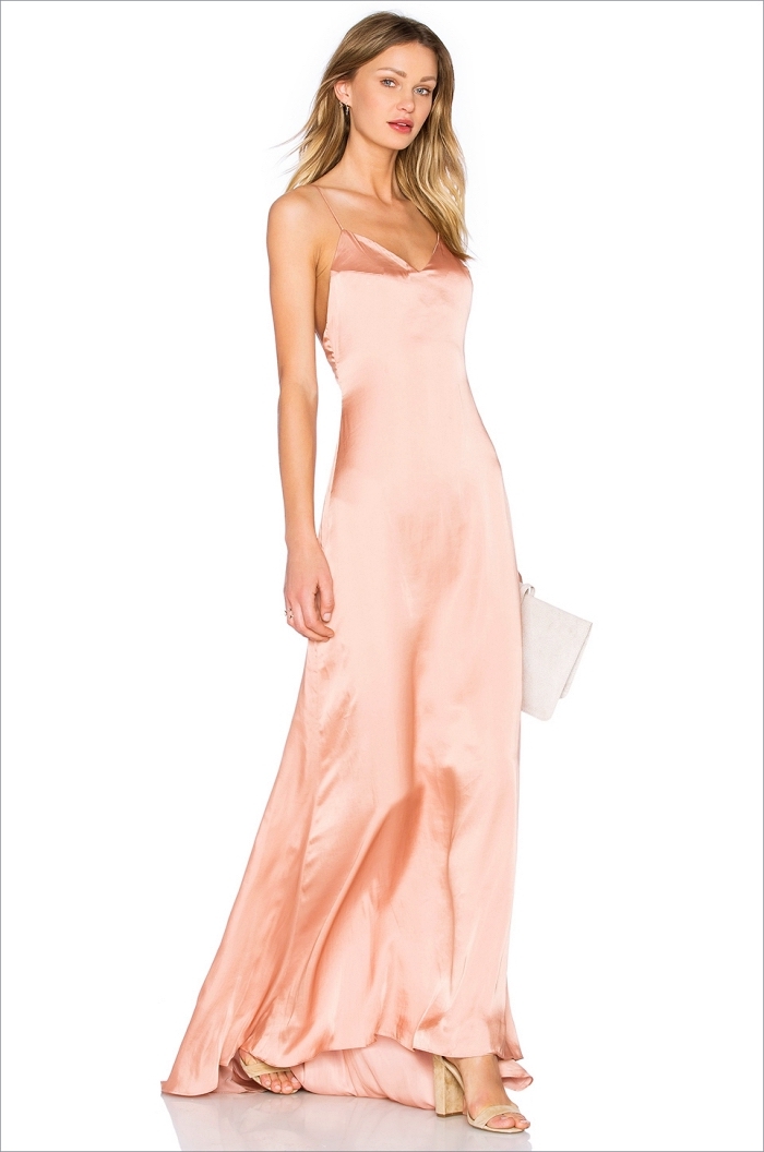 tenue élégante pour cérémonie, idée robe de soirée longue et fluide en satin rose pâle avec bretelle, modèle sandales beige à talons