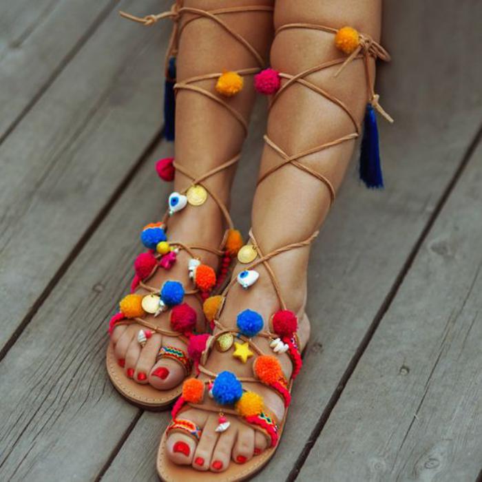 sandales-montantes-spartiates-style-boho-chic-pompoms-colorés