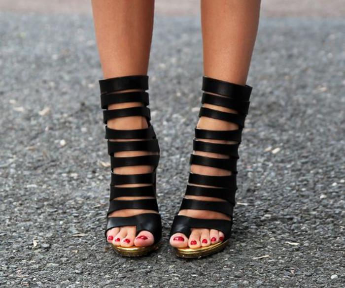 sandales-montantes-super-chic-noires