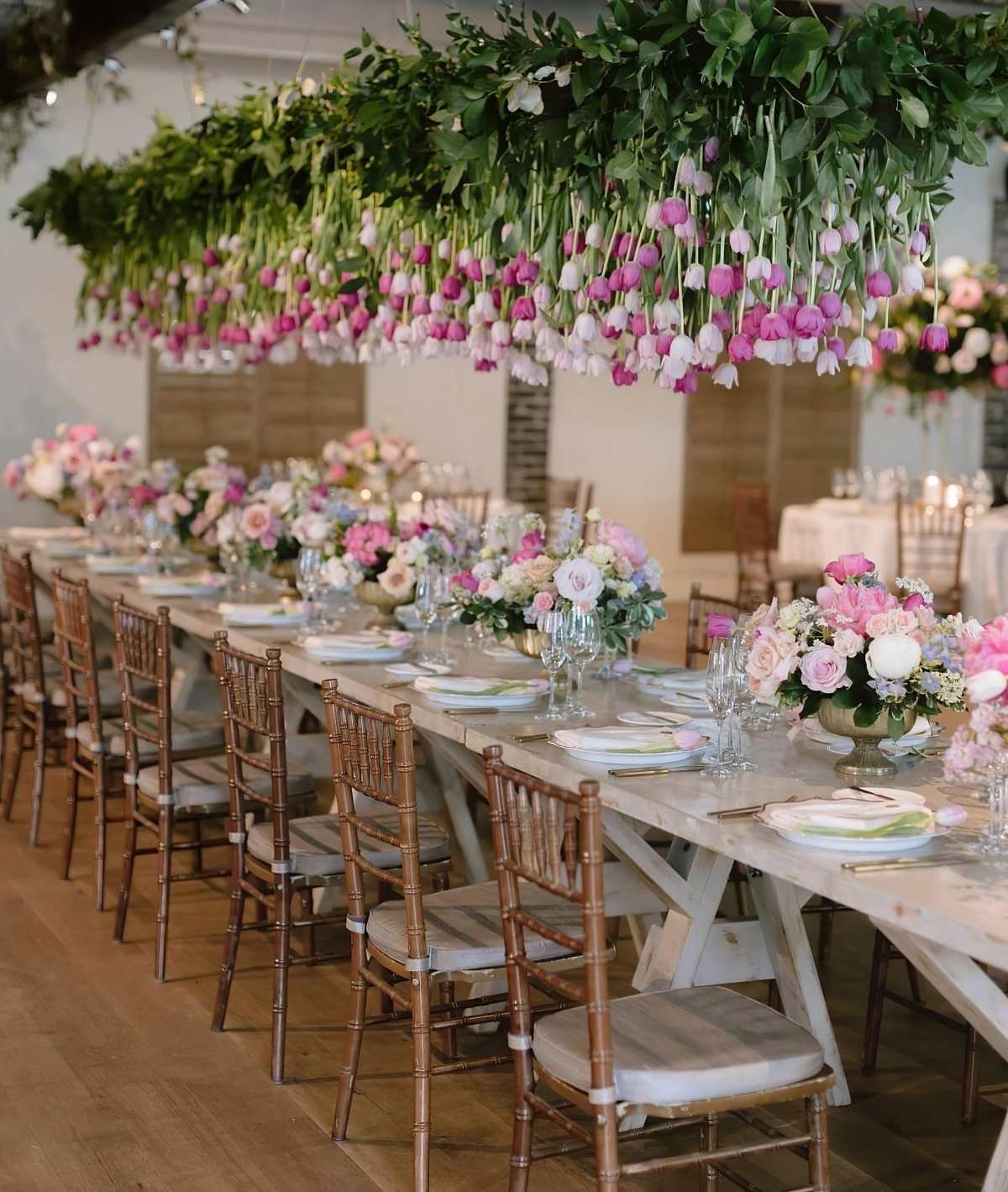 suspension au dessus table fleurs tulipes blanches roses tiges vertes bouquets