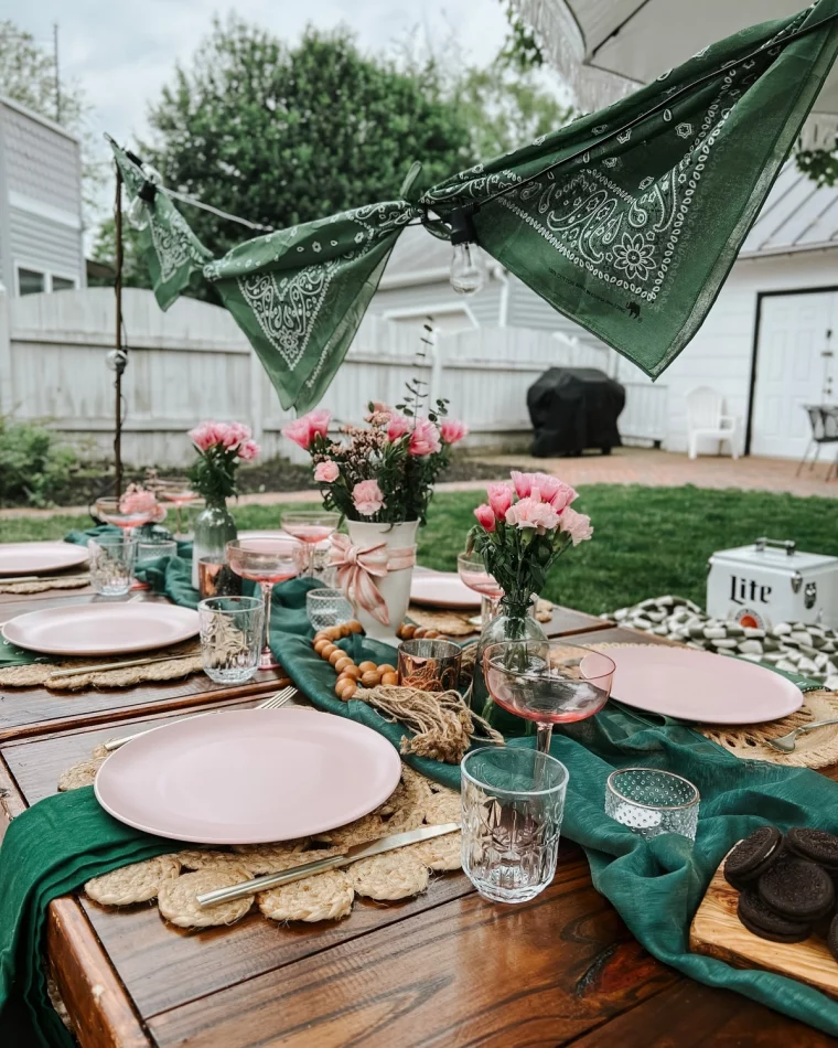 table bois fonce chemin vert fonce theme pour un anniversaire adulte