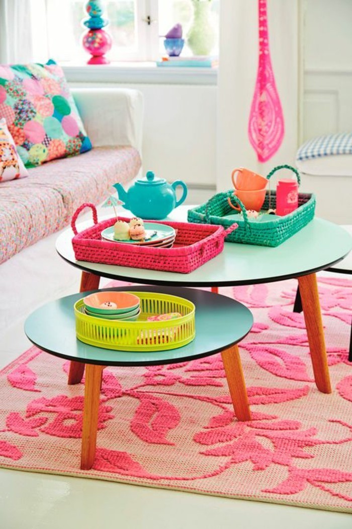 tables-basses-gigognes-en-bois-coloré-tapis-rose-salon-meubles-d-appoint-en-rose