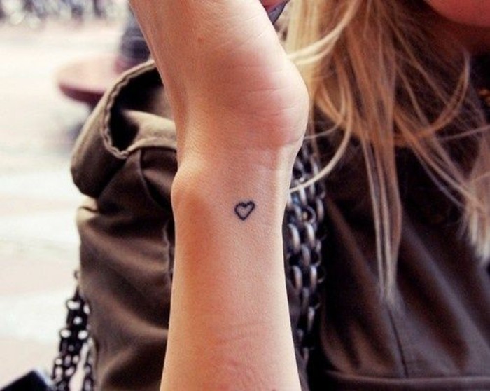 tatouage-discret-femme-idee-ou-faire-votre-tatouage-minimaliste-idee