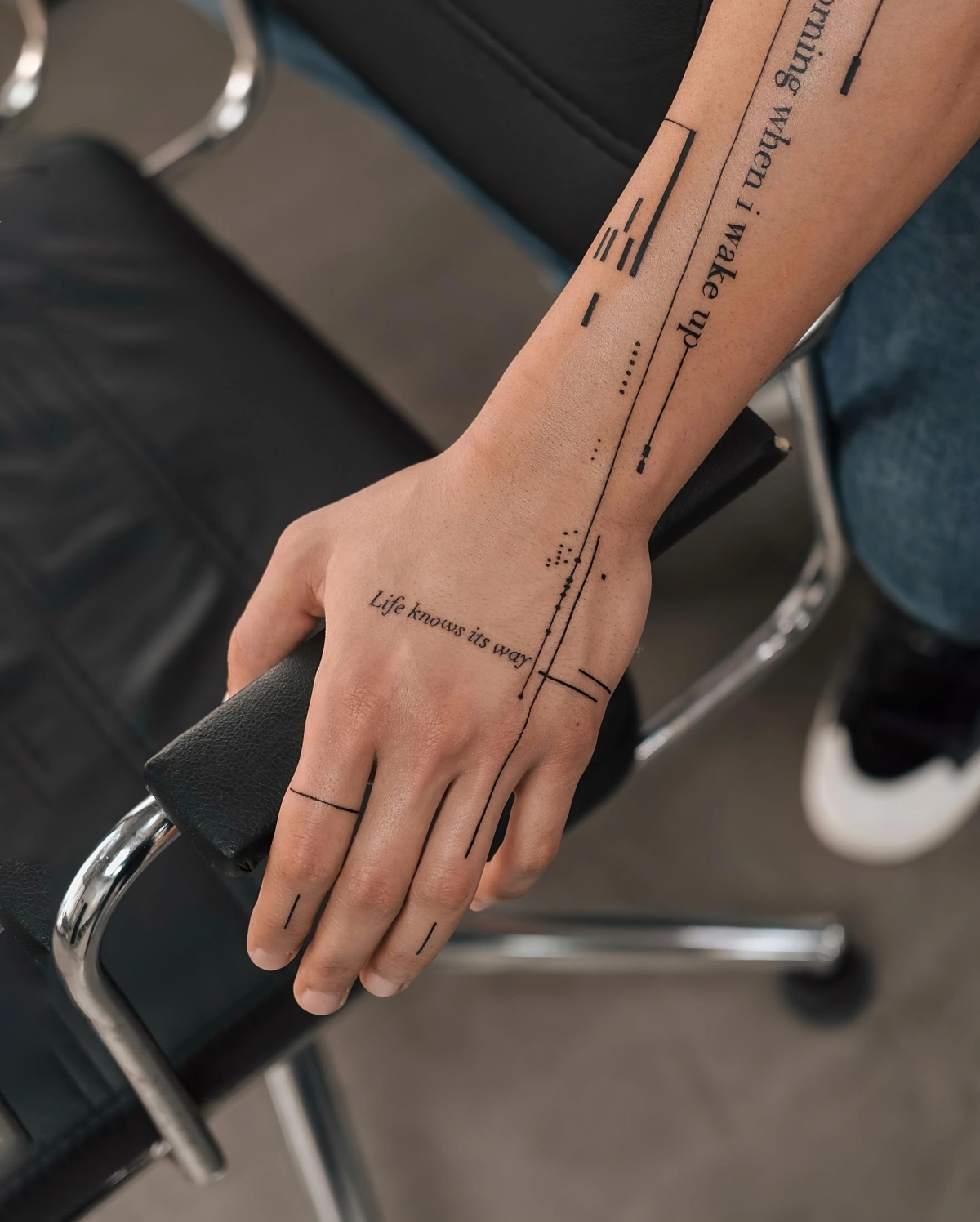 tatouage minimaliste homme motifs lignes geometriques lettres