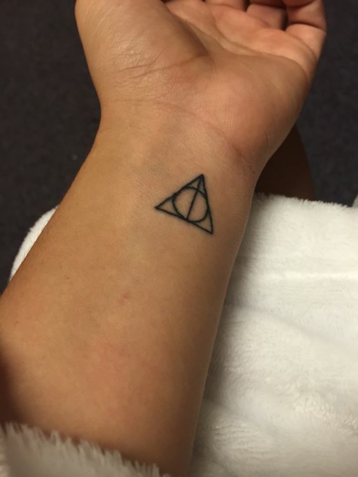 tatouage-minimaliste-tatouage-triangle-signification-tatouages-discrets-femme