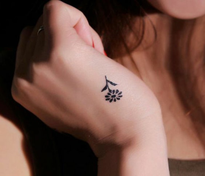 tatouage-poigne-femme-petit-tatouage-femme-tatouage-originaux-femme