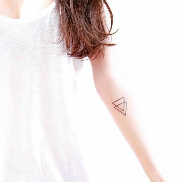 tatouage-triangle-femme-tatouage-triangle-signification-idee-tatouage-femme