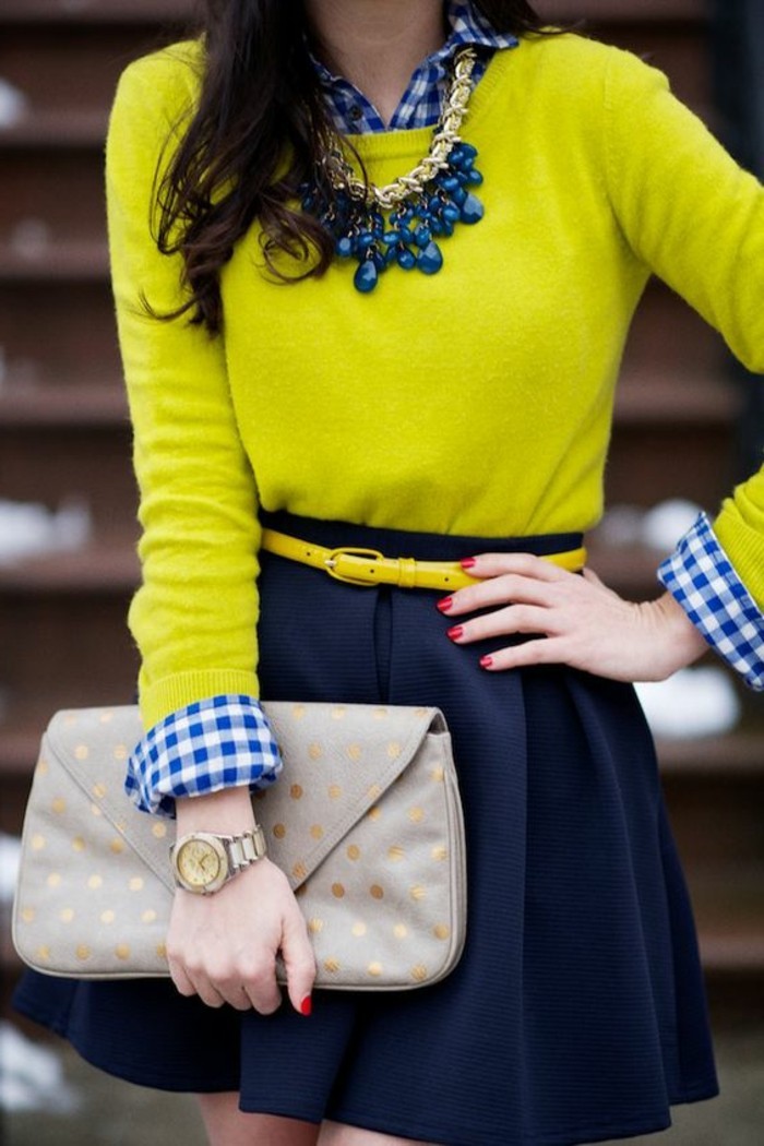 tendances-de-la-mode-pull-jaune-collier-en-bleu-foncé-femme-sac-enveloppe-beige
