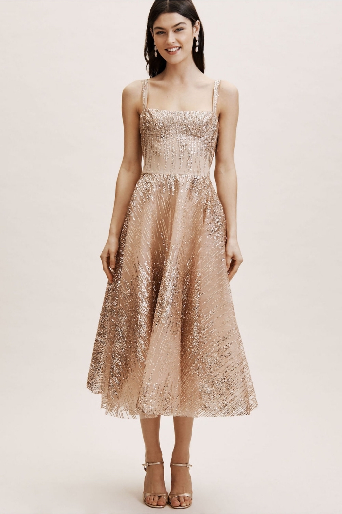 modèle de robe temoin de mariage de couleur champagne avec ornements brillants en or, robe longueur genoux avec jupe princesse