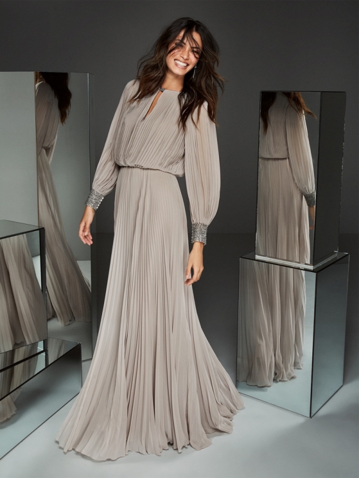 exemple de robe de soirée chic pour mariage bohème, modèle de robe longue fluide en gris avec manches longues