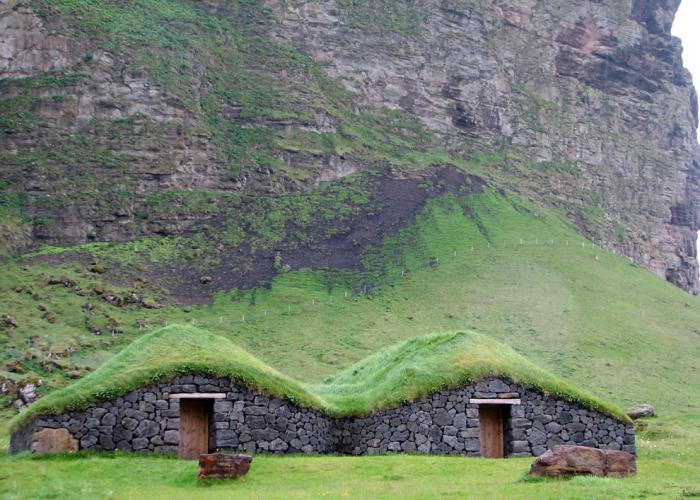 toiture-végétalisée-maisonettes-toit-en-turf-Icelande