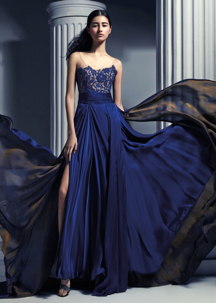 modèle de robe habillée pour mariage en couleur bleu, exemple de robe à jupe longue fluide plissée avec top dentelle