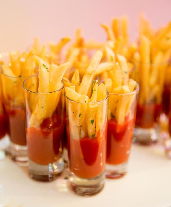 frites dans de la sauce tomate, idée verrine apero dinatoire original et facile a faire soi meme