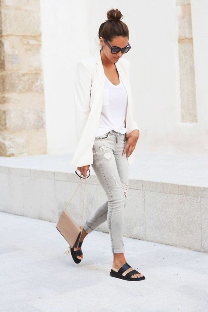 veste-blanc-denim-slim-gris-sac-bandouliere-en-cuir-beige-t-shirt-blanc-lunettes-de-soleil-noires