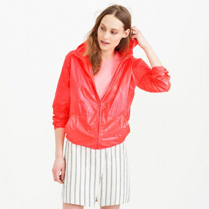 veste-d'-été-femme-rouge-avec-une-jupe-blanche-a-rayures-resized
