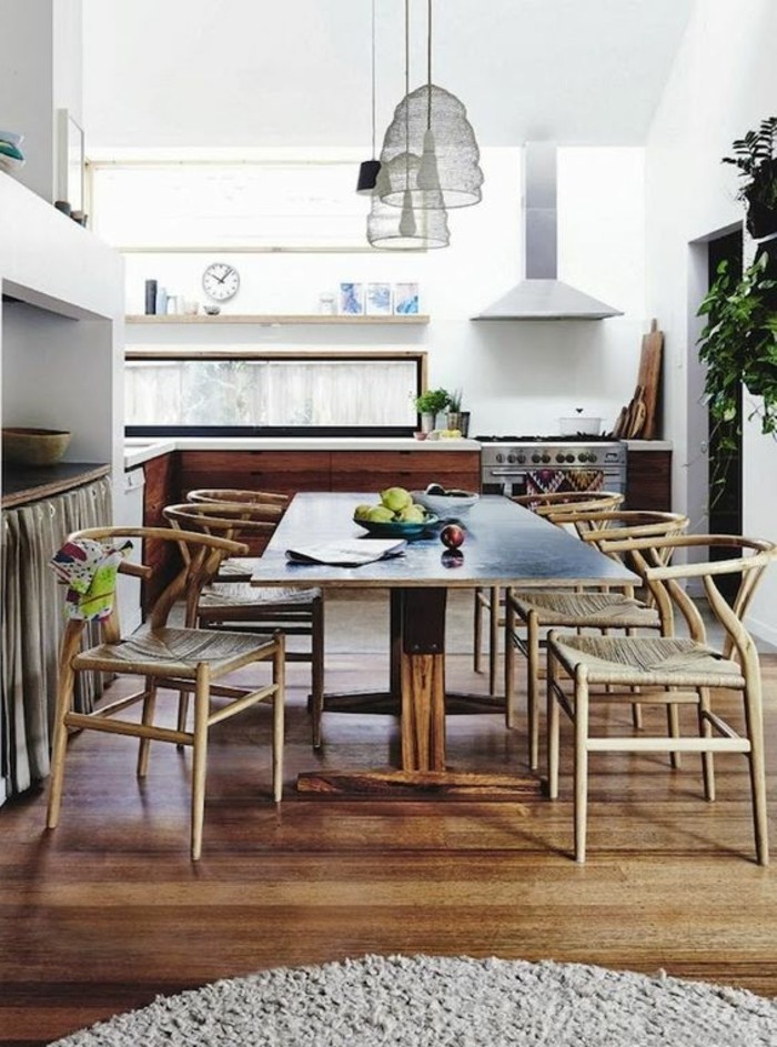 0-chaises-en-bois-clair-design-scandinave-déco-salle-à-manger-sol-en-parquet-tapis-beige-rond