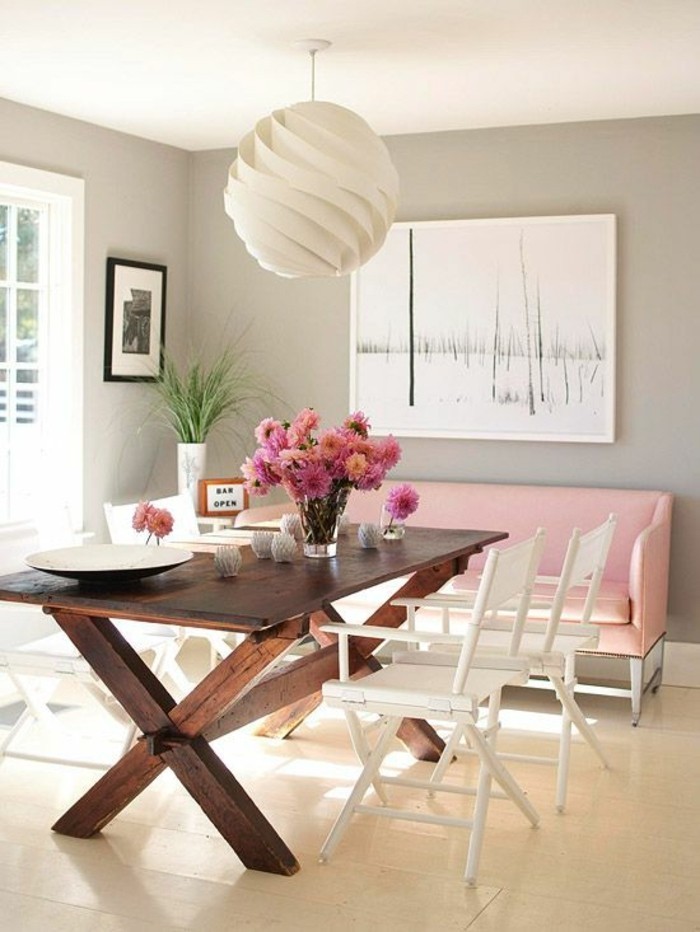 0-déco-salle-à-manger-magnifique-idee-deco-lustre-boule-blanc-en-tissu-canape-rose