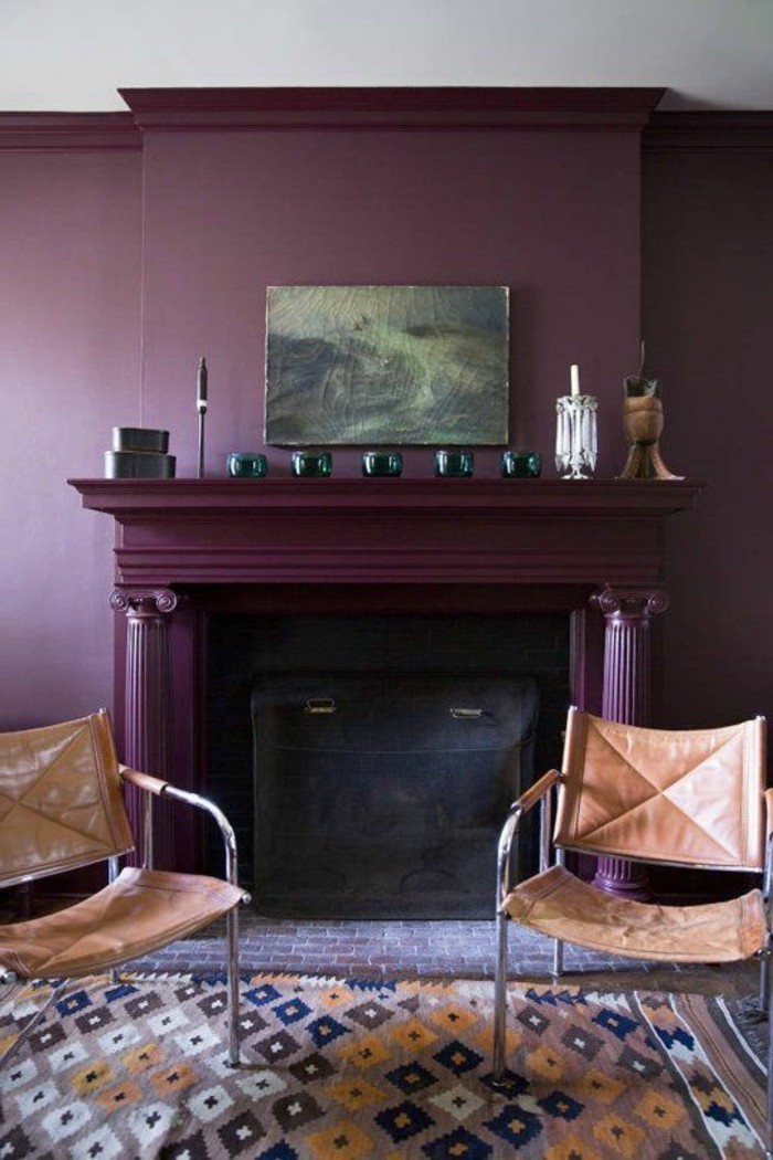 0-idée-déco-pas-cher-appartement-chaises-en-cuir-marron-cheminée-mur-violette