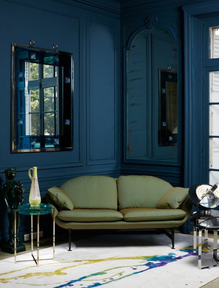 0-idée-déco-pas-cher-murs-salon-en-bleu-foncé-canapé-vert-foncé-tapis-beige-clair