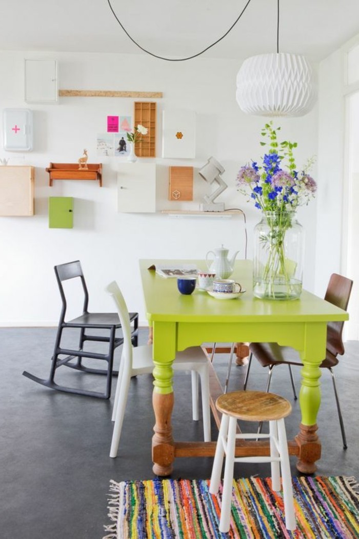 0-idée-déco-récup-table-salle-a-manger-pas-cher-en-bois-peint-en-vert-fleurs-chaisebercante