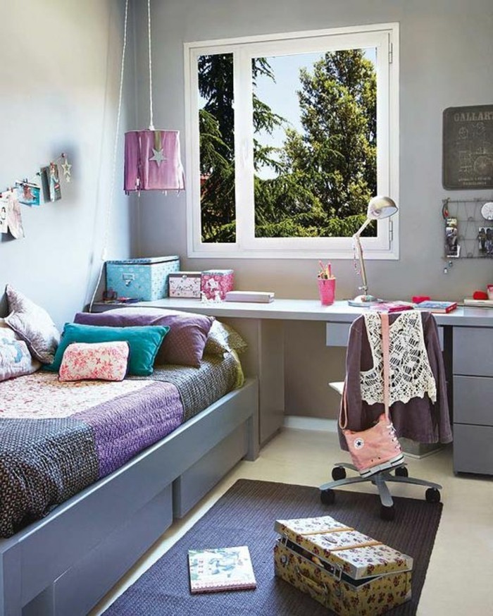 0-la-meilleure-conforama-chambre-fille-tapis-gris-foncé-grande-fenetre-avec-vue-lampe-design-en-violette