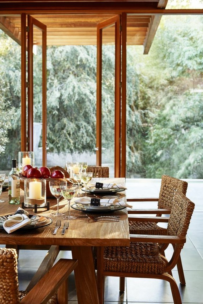 0-magnifique-salon-de-jardin-en-bois-tressée-sol-carrelage-veranda-en-verre-mobiliers-de-veranda